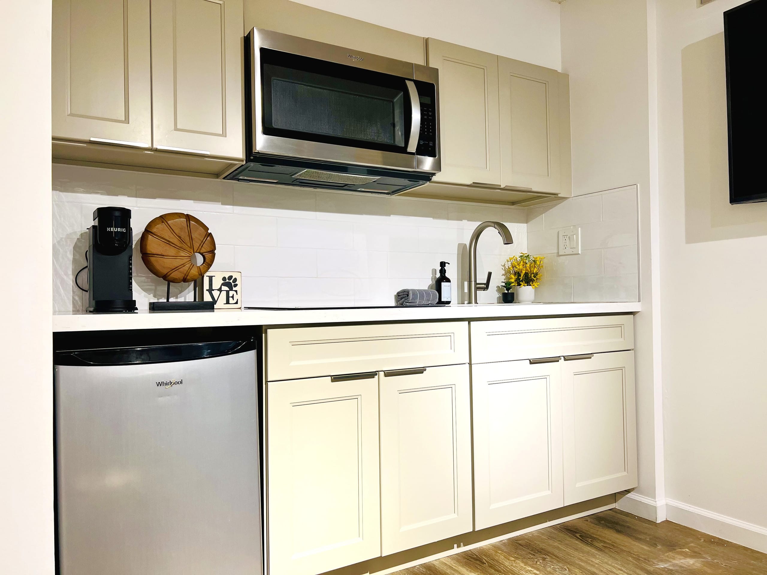 Heart of Honolulu Hideaway Suite + 1 Free Parking - Image 15