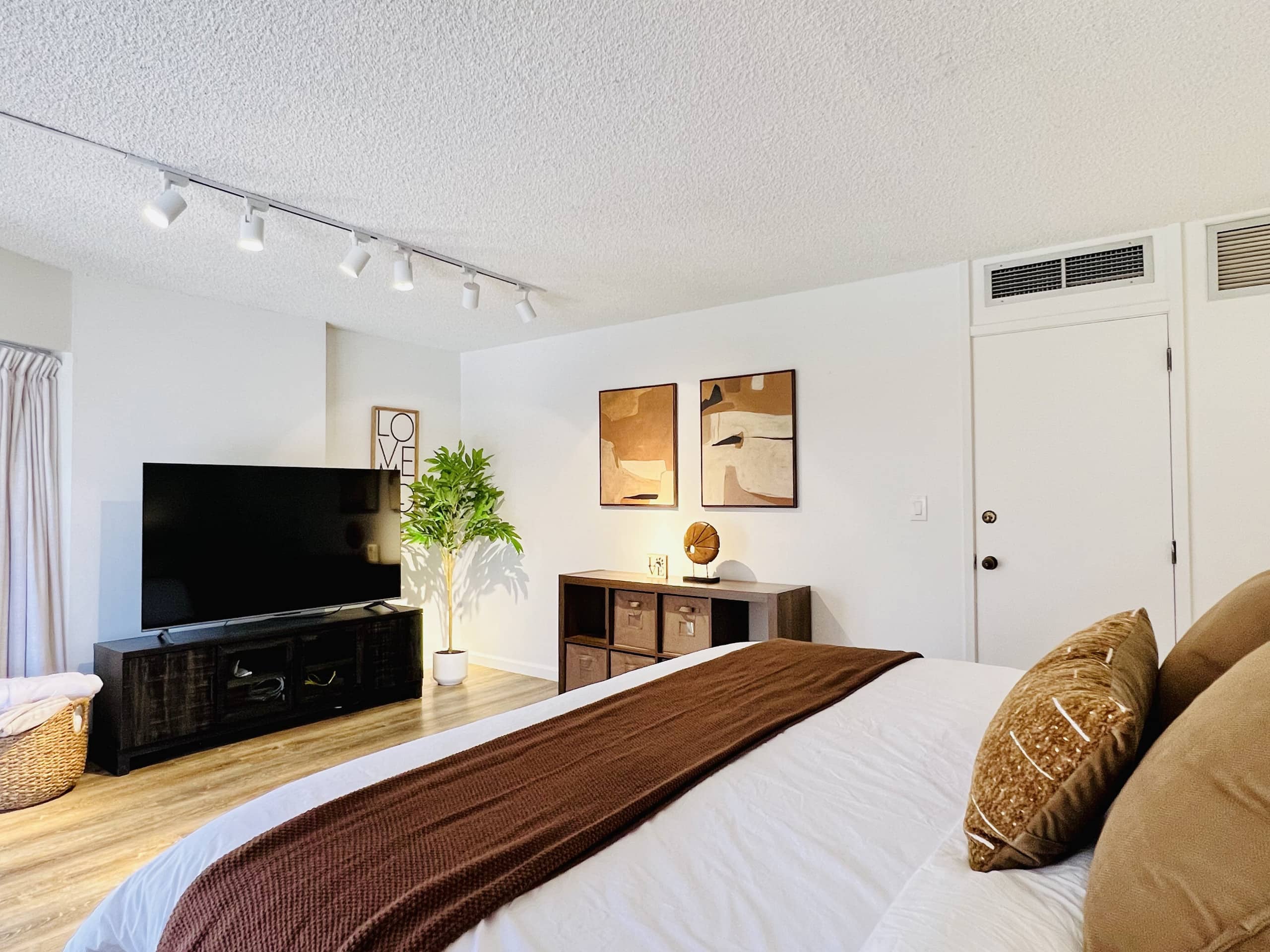 Heart of Honolulu Hideaway Suite + 1 Free Parking - Image 31