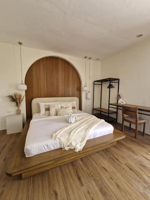 Deluxe King Room w/ Garden View