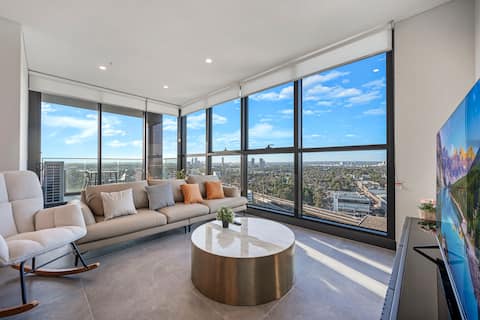Luxury 1BR Apt with Stunning City Skyline Views