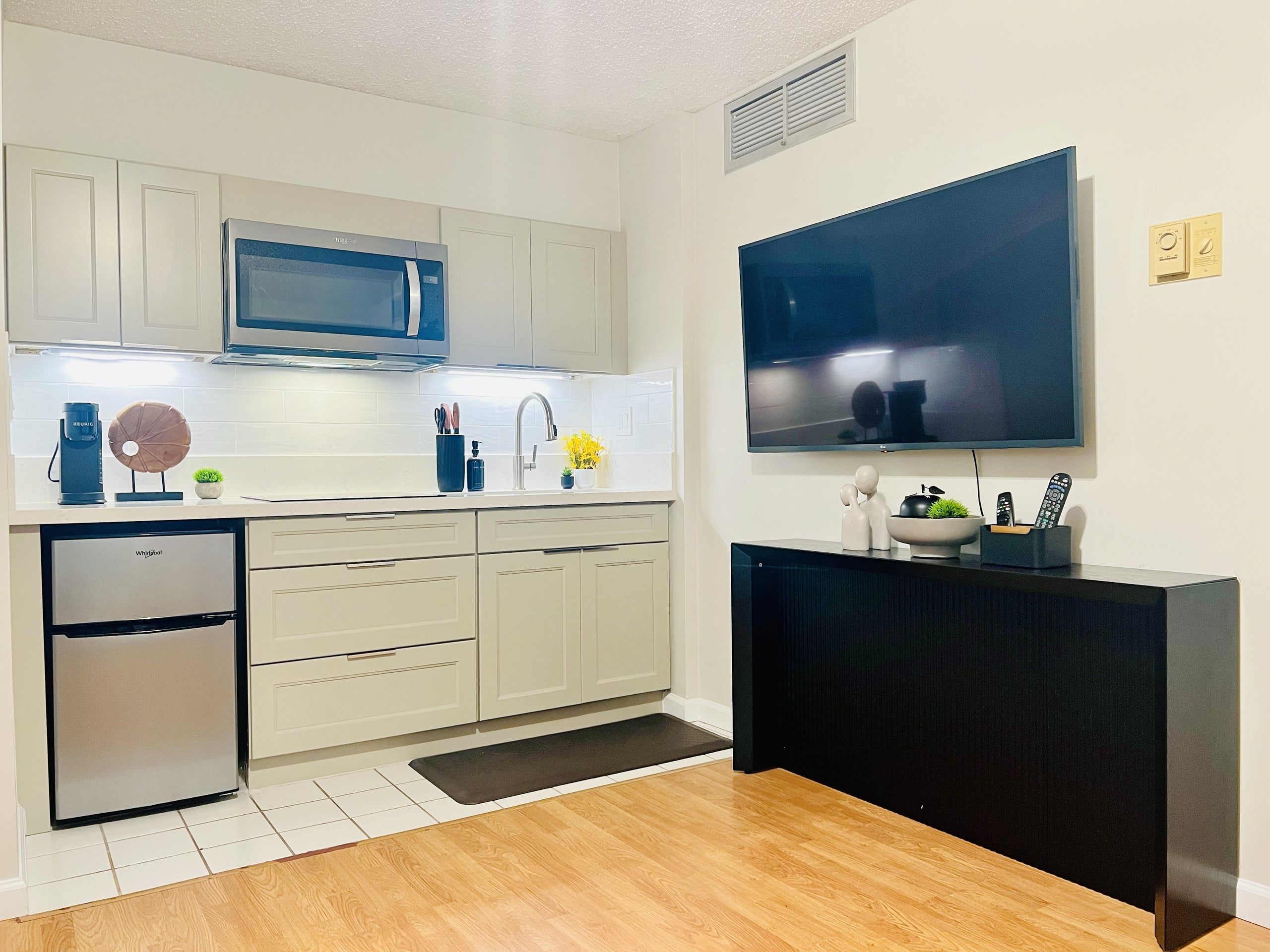 32F Sky-High Honolulu Hideaway Suite| Free Parking - Image 11