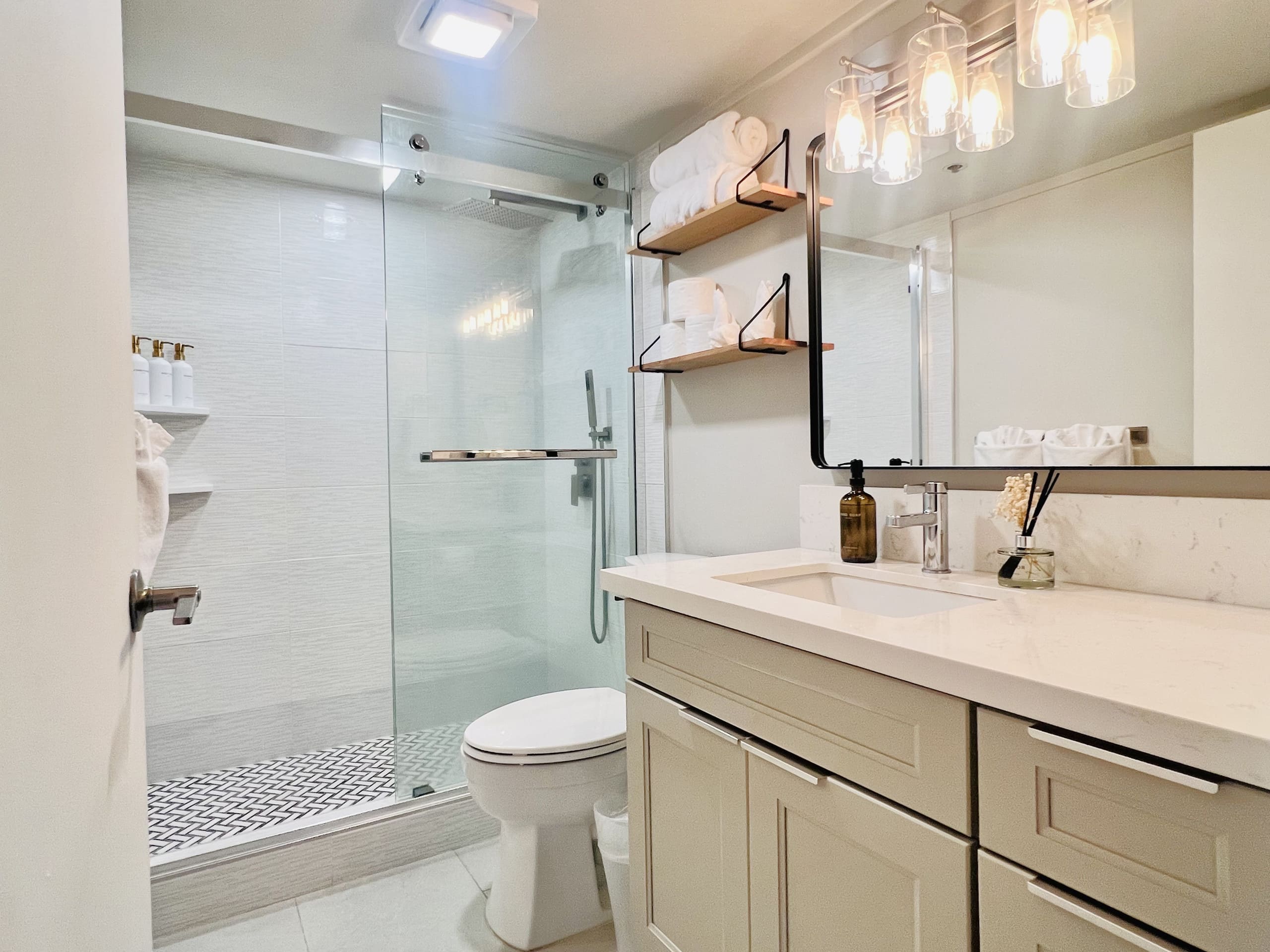 32F Sky-High Honolulu Hideaway Suite| Free Parking - Image 31