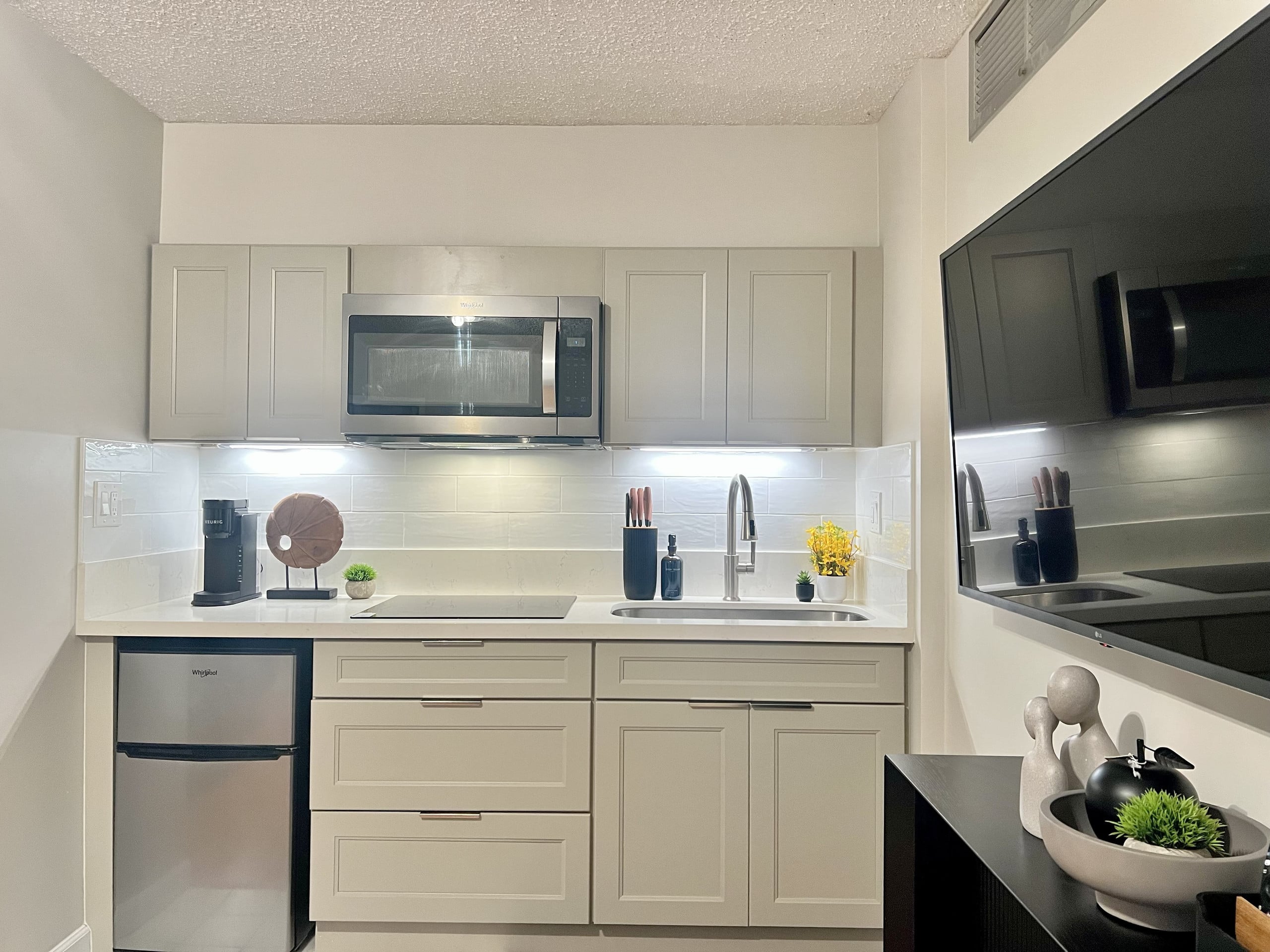 32F Sky-High Honolulu Hideaway Suite| Free Parking - Image 10