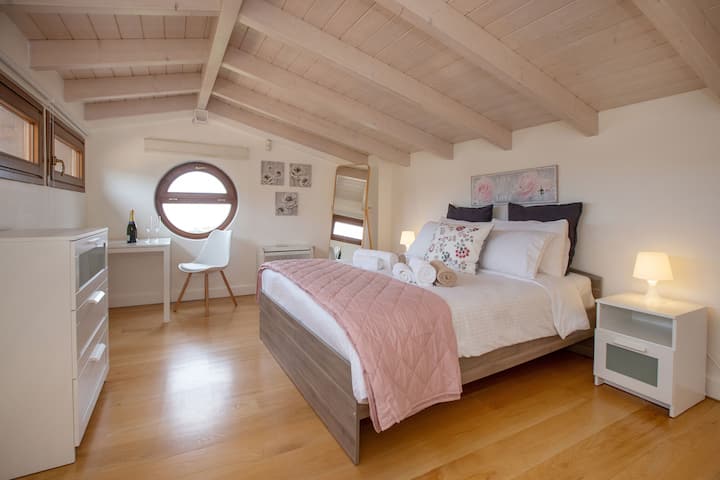 חדר שינה מס '4 - עליית גג נוחה מאוד בקומה השלישית. יש בה מרפסת קטנה עם נוף מרהיב לים.