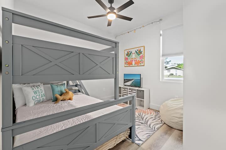 Მეორე საძინებელში არის ორადგილიანი სრული ორსართულიანი საწოლი და ორადგილიანი საწოლი. 