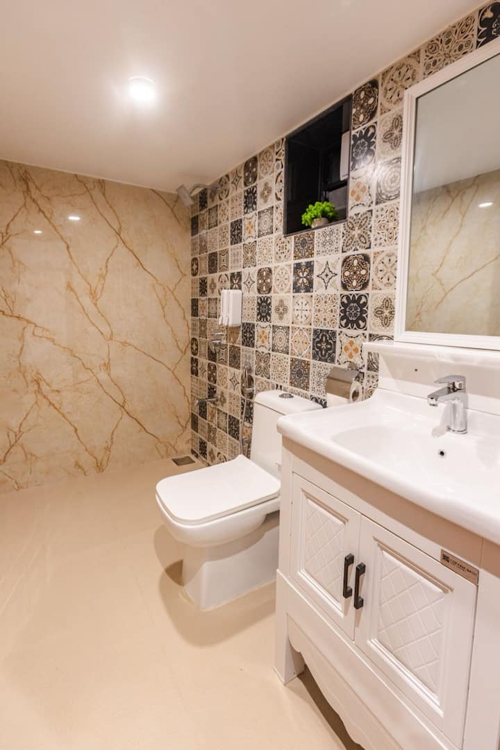 Full bathroom 2 image 1