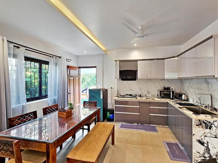 Dining area image 1