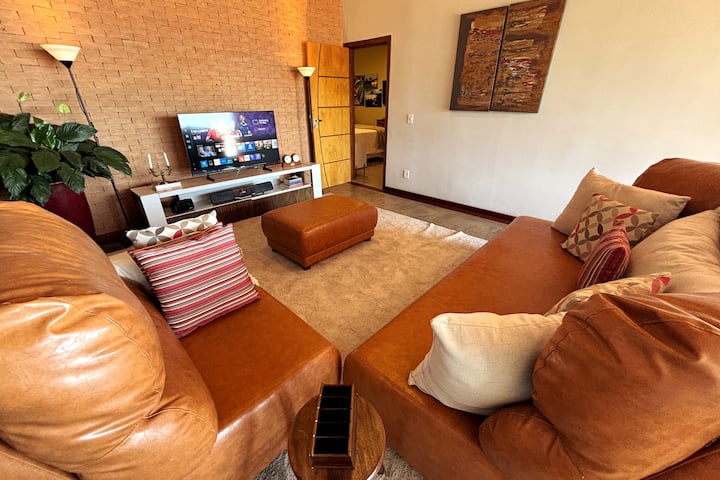▪️SEBULE YA 1
Chumba chenye nafasi kubwa, chenye hewa safi na starehe sana, ambapo kila kitu kilifikiriwa kutoa nyakati za kupumzika.
 
- Sofa
- TV Smart 50’’
- Kisanduku cha sauti, simu ya mkononi, chenye bluetooth
- Gita