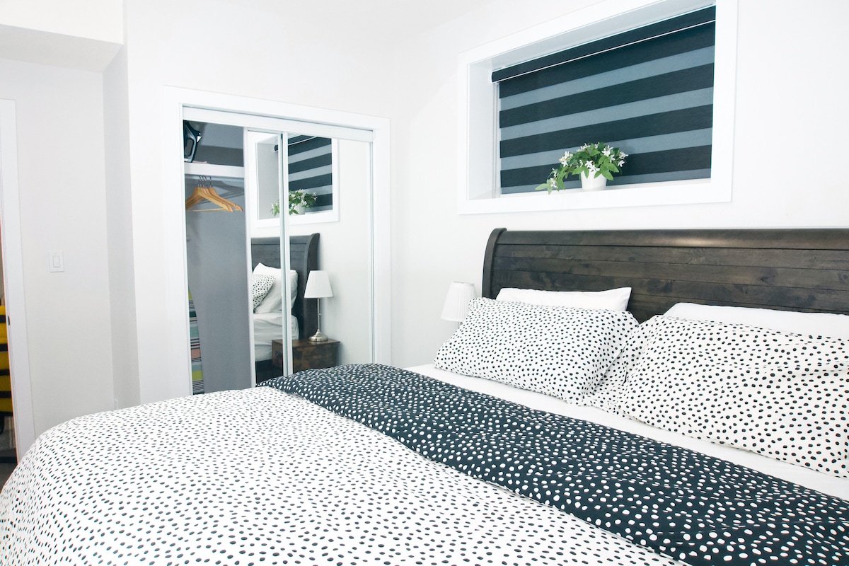 Cama tamaño king con sábana y almohadas adicionales