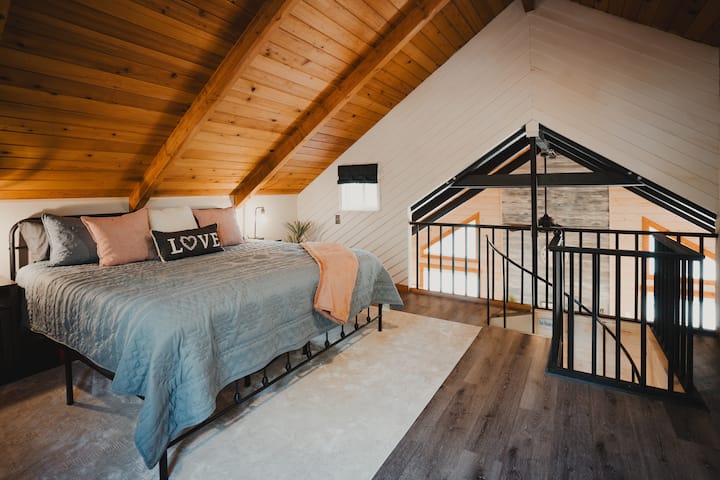 Просторна лофт спалня – просторната, отворена лофт спалня разполага с луксозно двойно легло king size, обзаведено с вкус за максимален комфорт и релаксация. Със своята просторна атмосфера и грижливо подбран дизайн, това е идеалното място за отдих след приключенски ден!