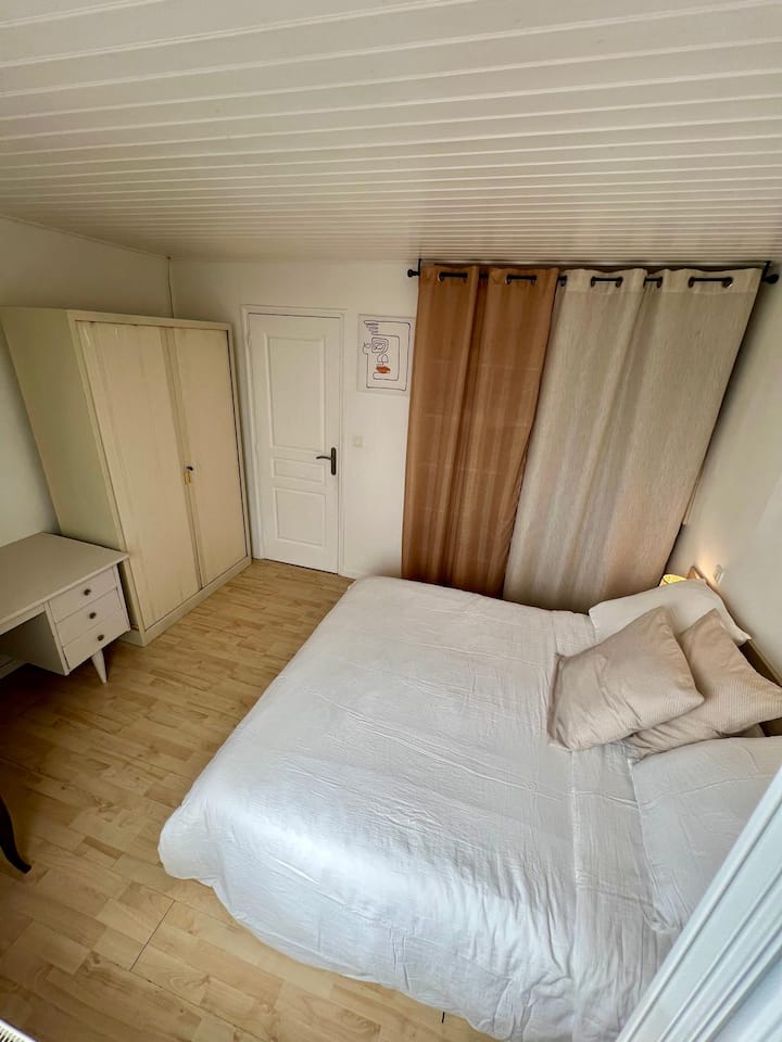 habitación con escritorio, vestidor y cama de 160 cm