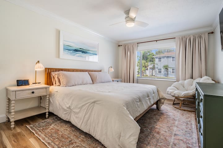 غرفة نوم رئيسية مع سرير كينج من دريم كلاود وملاءات فاخرة. تلفزيون ذكي في الغرفة