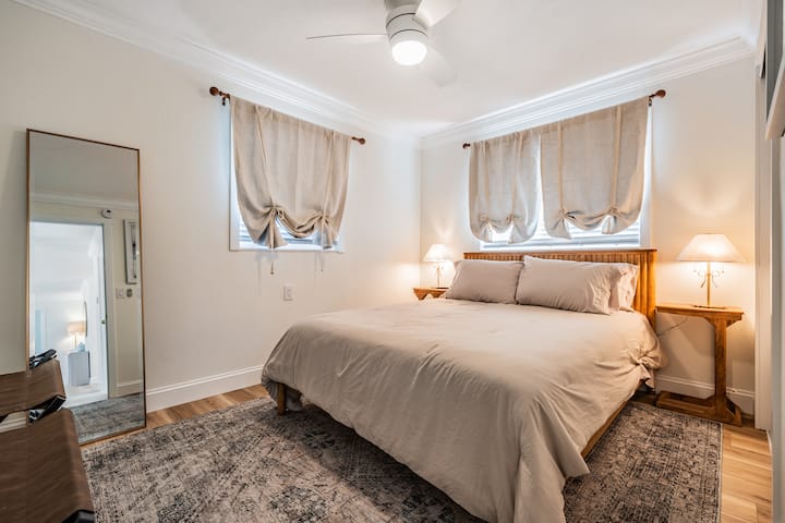 غرفة نوم 3 مع سرير دريم كلاود كوين وملاءات فاخرة. تلفزيون ذكي في الغرفة. 