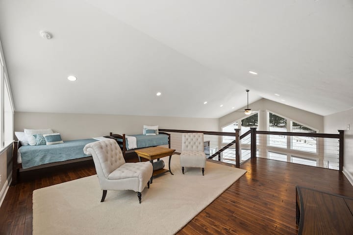 Chumba cha ghorofa kilicho na kitanda cha kifalme ni roshani iliyo wazi kwenye sebule (kuna vitanda viwili viwili vimebadilishwa na kitanda cha malkia)