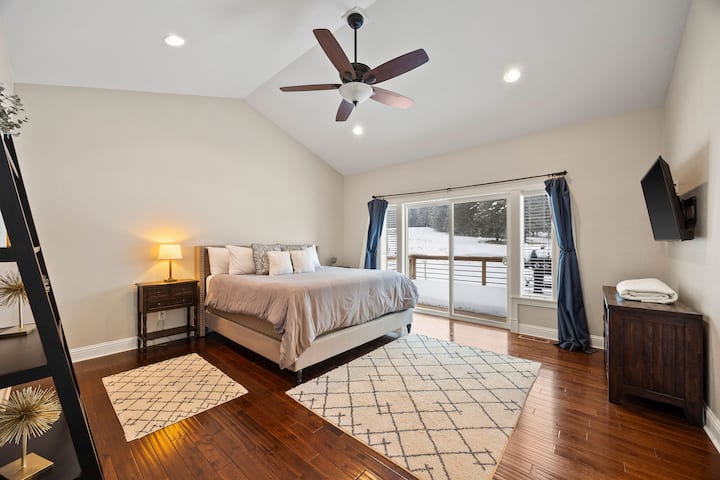 chumba cha kulala chenye Televisheni mahiri, bafu kuu na mlango wa kuteleza kwenye sitaha