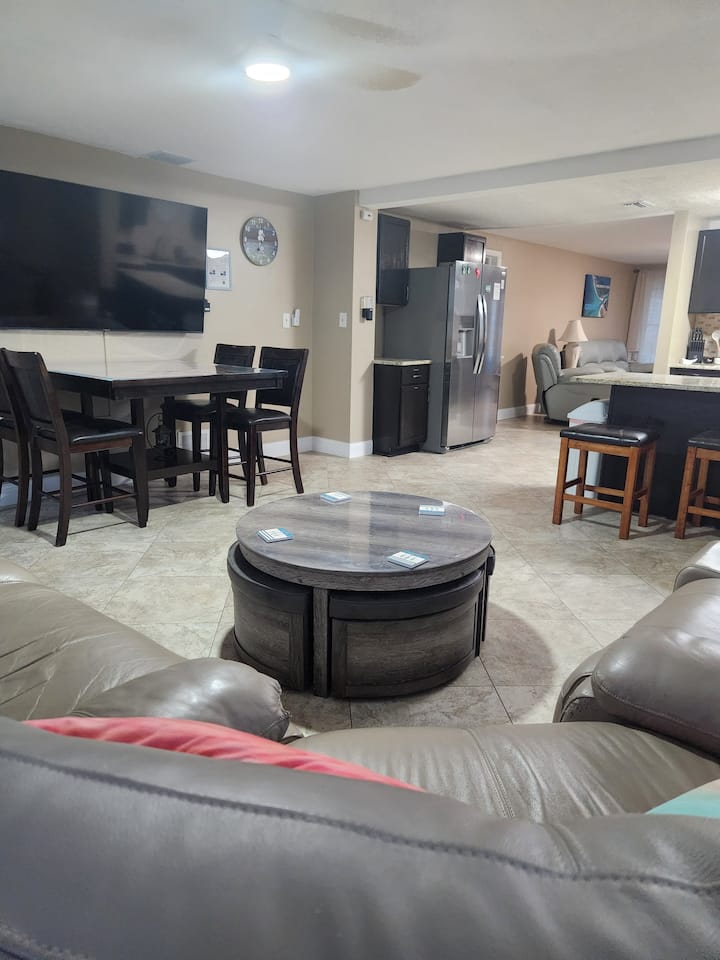 Cozy Blue Pet Friendly 4 Miles To Beach, Hot Tub - Englewood, FL