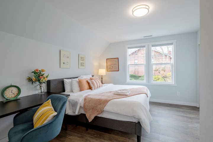 Chic & Modern 6b4b House – Prime Seattle Location!