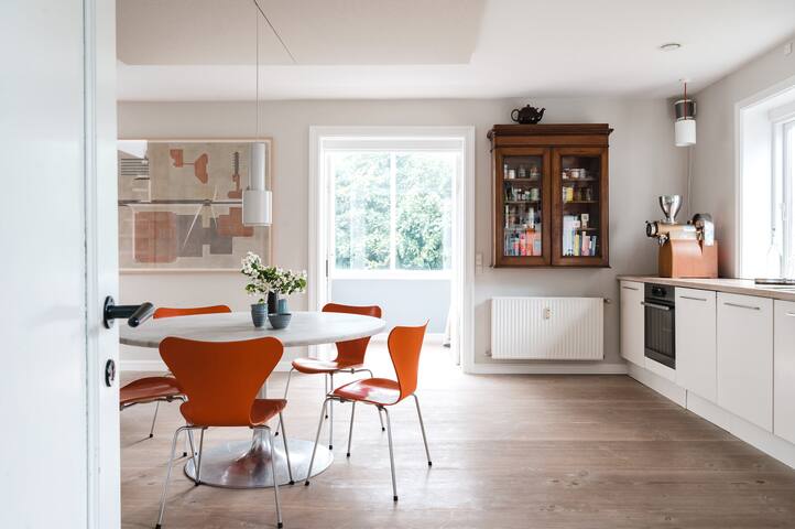 Stylish villa, roofgarden and beach gallery image 4