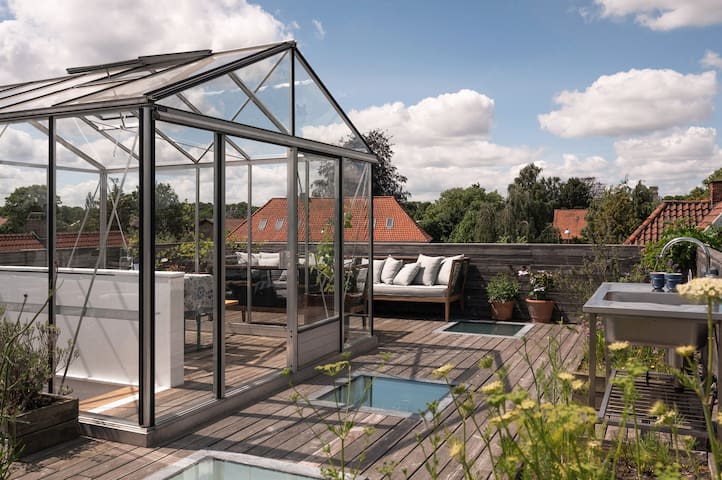 Stylish villa, roofgarden and beach