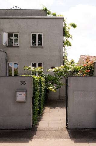 Stylish villa, roofgarden and beach gallery image 3