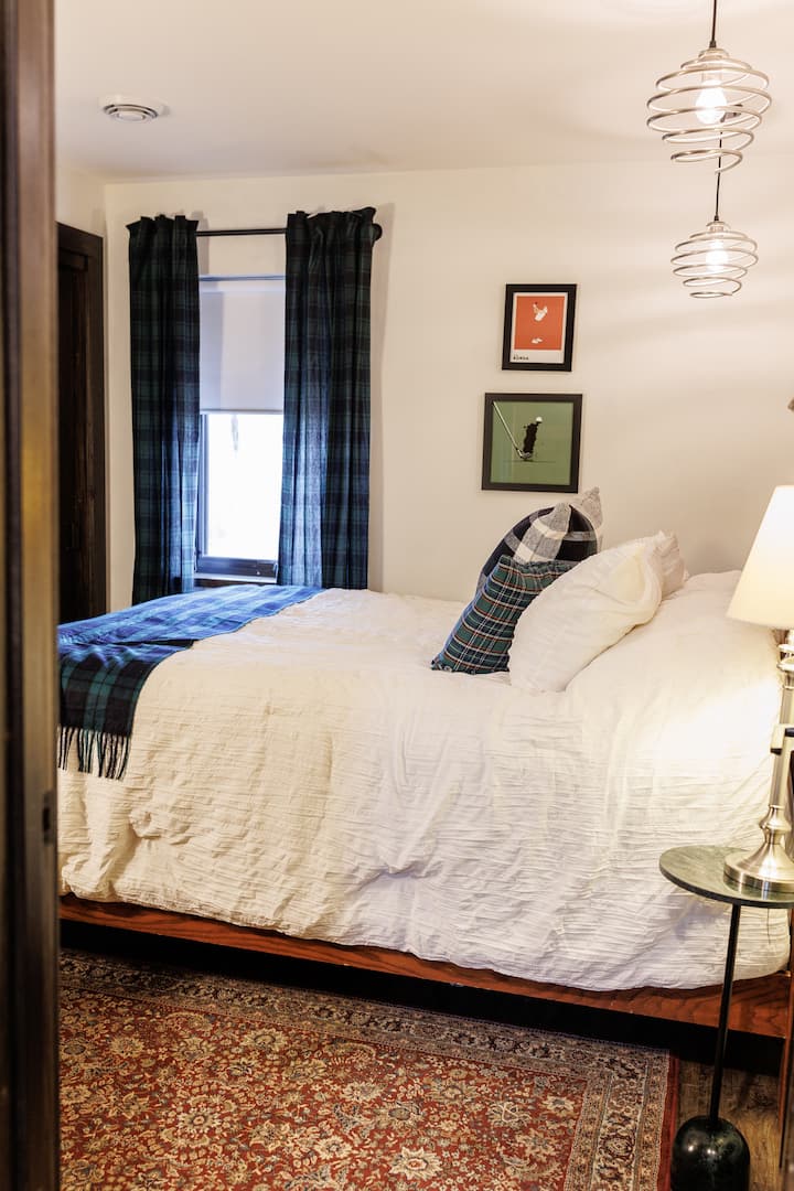 Уютна стая с двойно легло queen size и огромен килер.