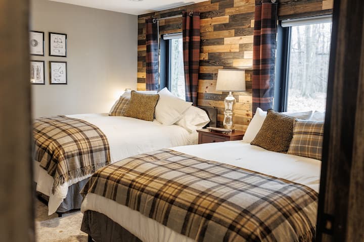 Голямо двойно двойно легло queen size в хотелски стил, с луксозно памучно спално бельо и възглавници, подходящи за алергии. Голям телевизор с ROKU и прилежаща баня и дрешник.