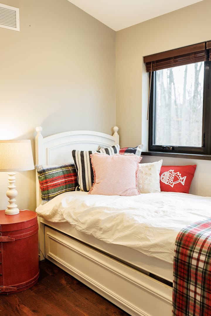 Слънчева спалня на основния етаж с две единични легла.  Fire stick TV за лично гледане или игри.