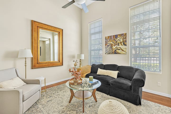 Bridgeport Community Townhome | Private | Pool - Santa Clarita, CA