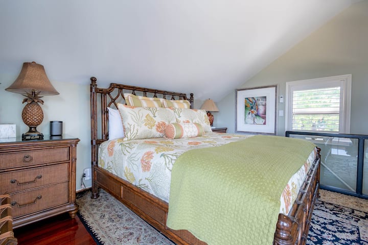 Spálňa 1: Master s manželskou posteľou King a vlastnou kúpeľňou. Šatníková skriňa s nádherným výhľadom na jazero. 55-palcovýinteligentný HD televízor so satelitným a zvukovým panelom, ako aj zatemňovacie žalúzie.