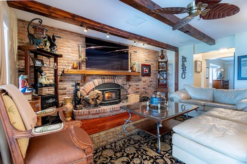 Successful Airbnb property: Lux Lake Ont Beachfront - Fire Pit & Sunset Views in St. Catharines