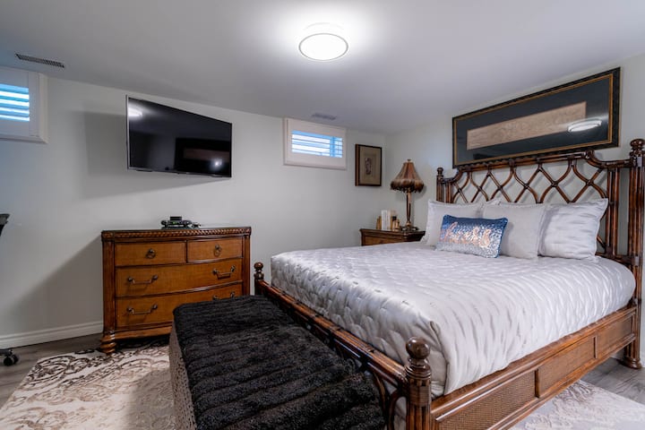 Spálňa 3: Manželská posteľ a 55-palcový inteligentný HD televízor so satelitným príjmom a Apple TV.