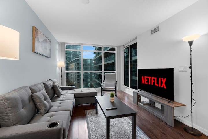 Cozy 2BR – FREE Parking – Pool|Gym|Sauna|Hot Tub