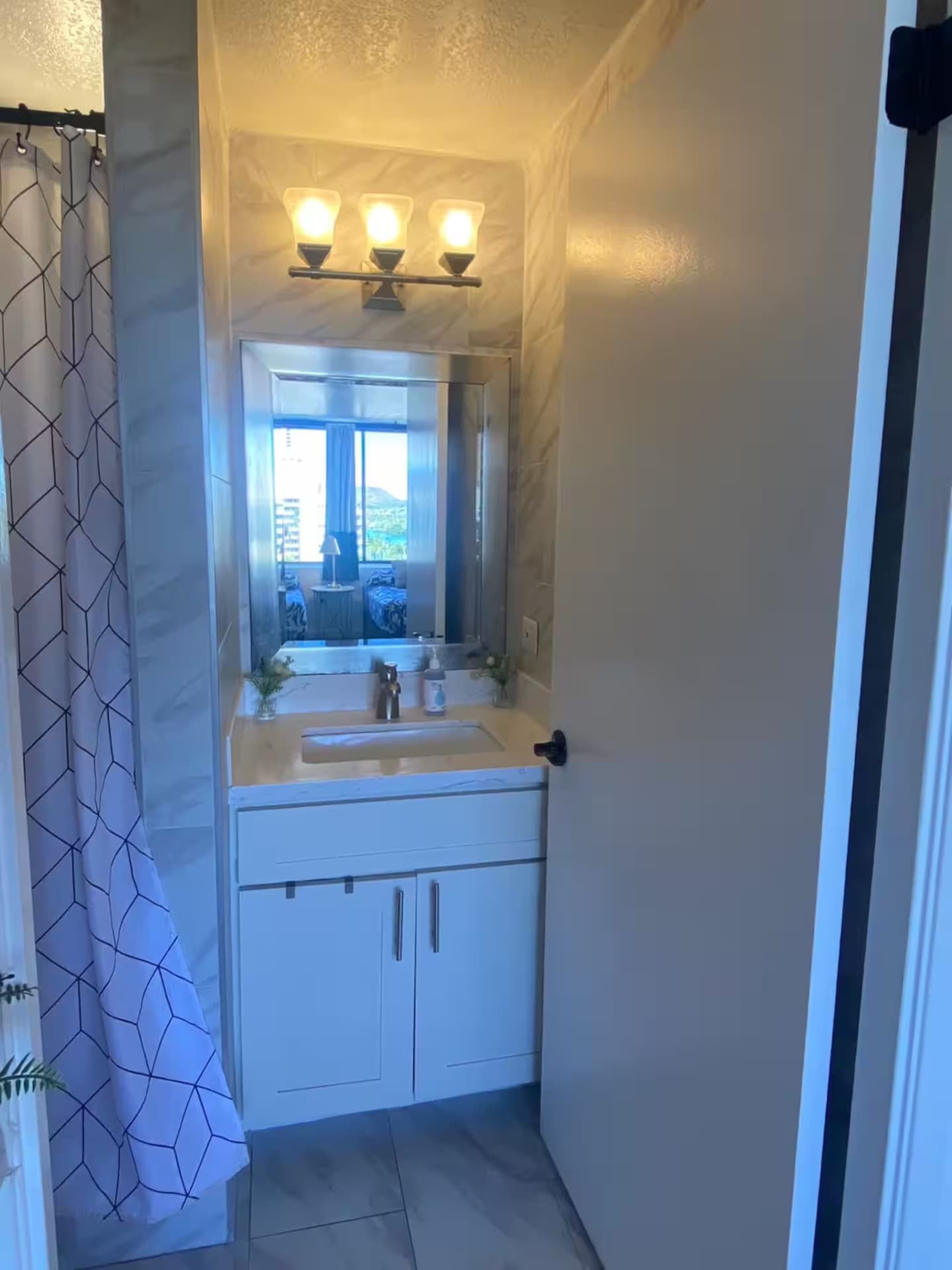 Condo in Honolulu · ★4.89 · 1 bedroom · 2 beds · 1 private bath - Image 23