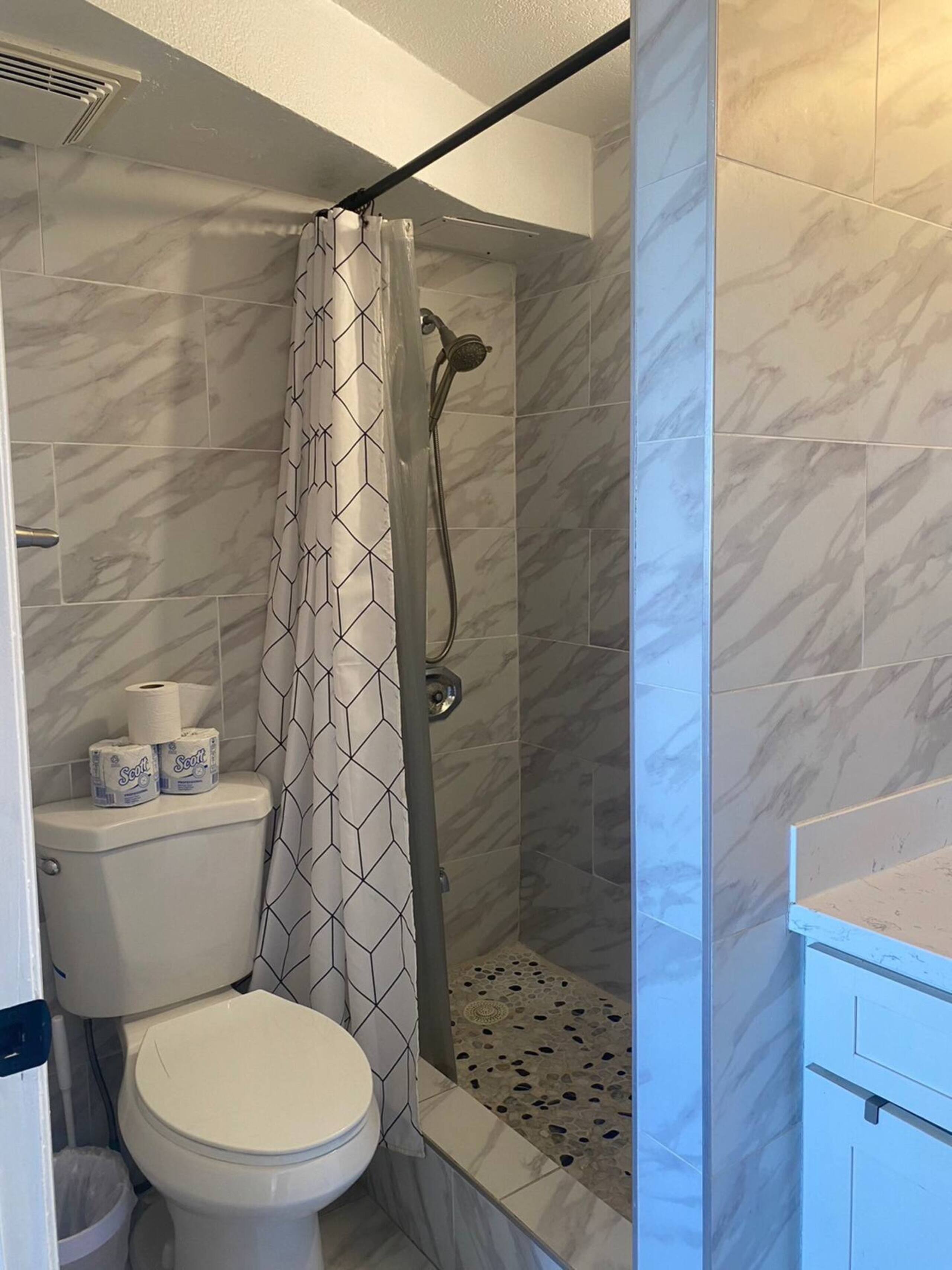 Condo in Honolulu · ★4.89 · 1 bedroom · 2 beds · 1 private bath - Image 21