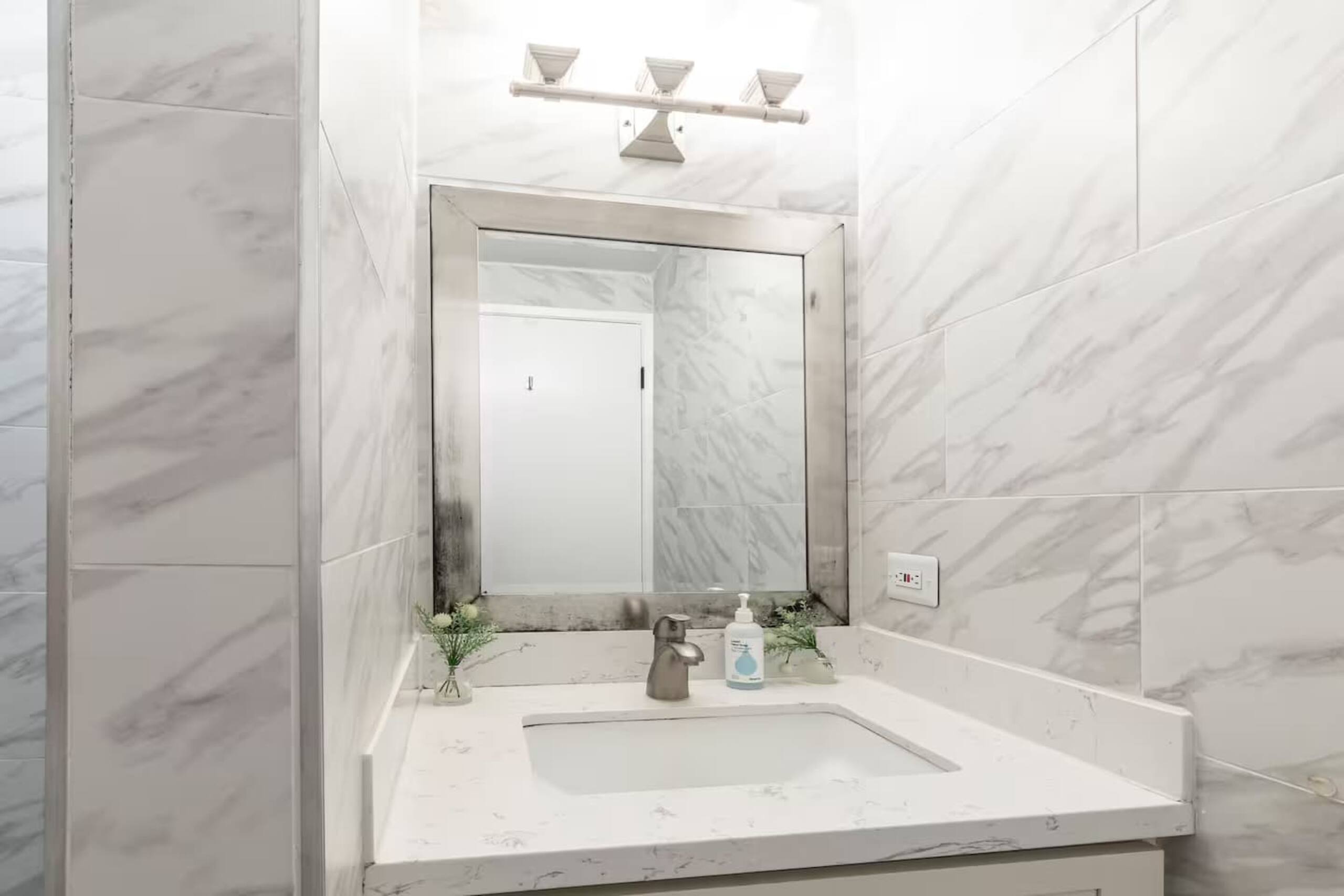 Condo in Honolulu · ★4.89 · 1 bedroom · 2 beds · 1 private bath - Image 19