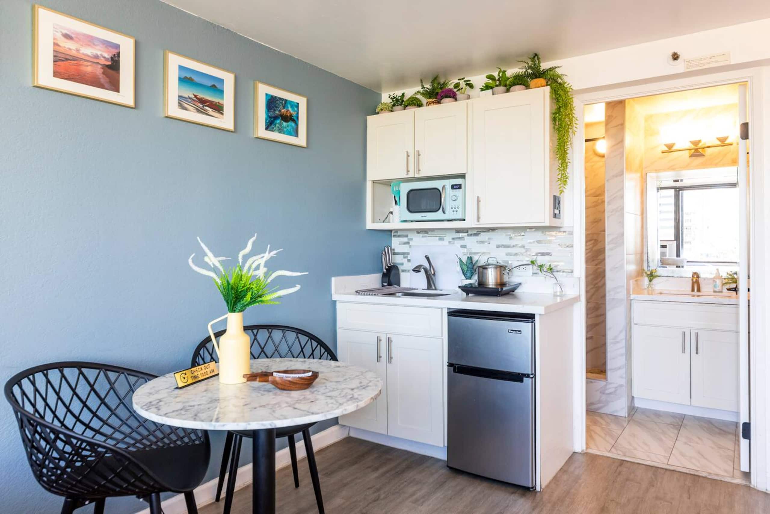 Condo in Honolulu · ★4.89 · 1 bedroom · 2 beds · 1 private bath - Image 4