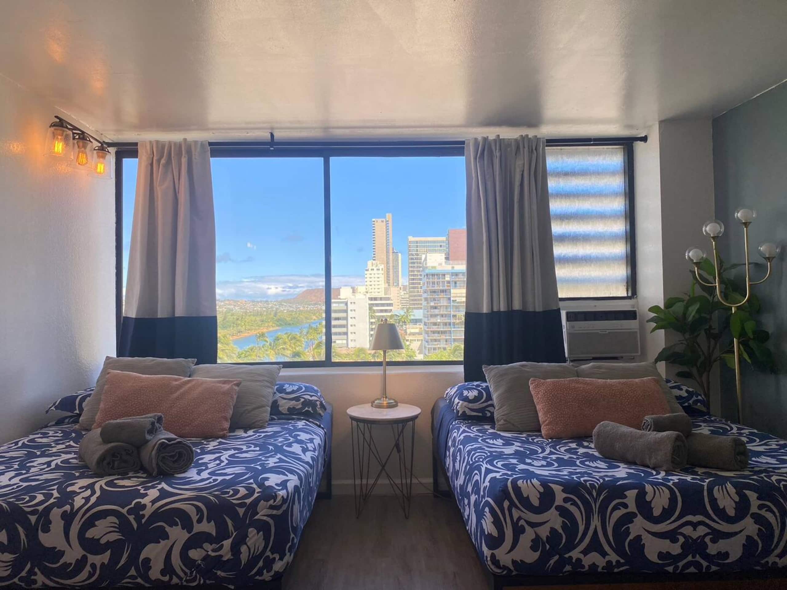 Condo in Honolulu · ★4.89 · 1 bedroom · 2 beds · 1 private bath - Image 16