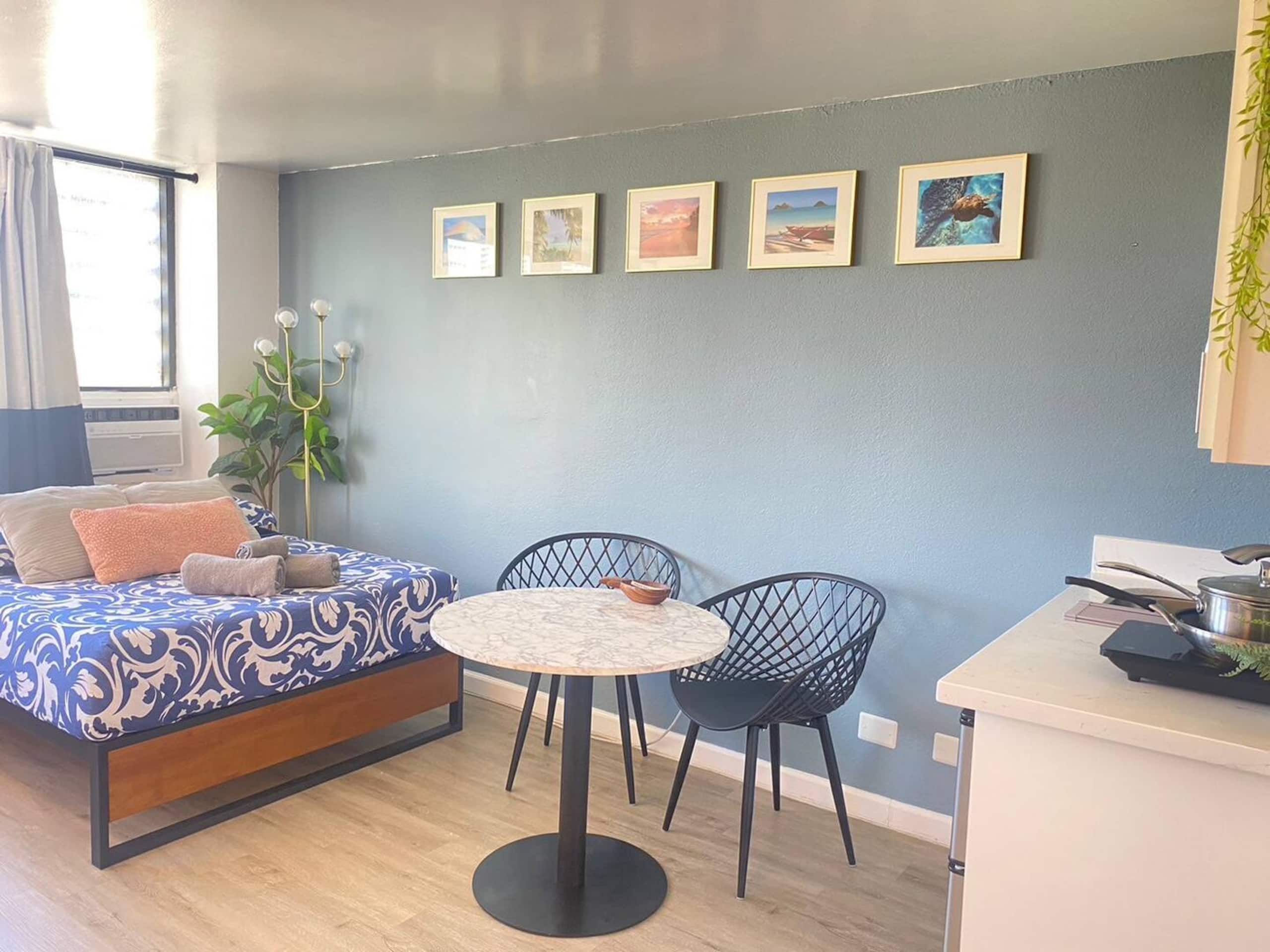 Condo in Honolulu · ★4.89 · 1 bedroom · 2 beds · 1 private bath - Image 15