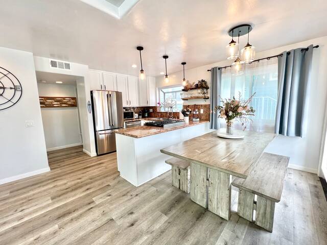 Beach-side Bliss: 8 Guests, Fire Pit + Parking! gallery image 5