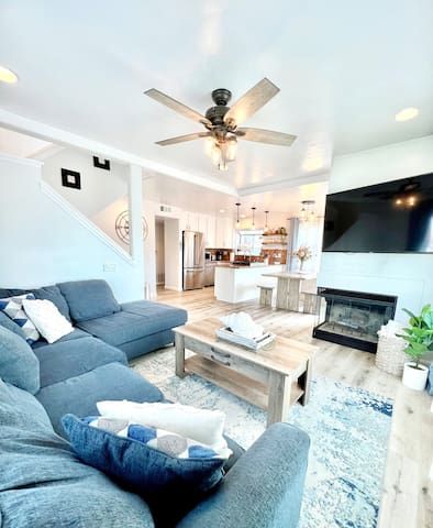 Beach-side Bliss: 8 Guests, Fire Pit + Parking! gallery image 2