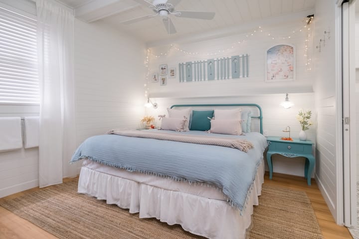 Dormitorio 3: cama tamaño king (o 2 camas individuales bajo petición), cama de día individual (compensada previa solicitud), 
Trundle individual (compensado previa solicitud).
Baño privado
TV inteligente de 50 pulgadas