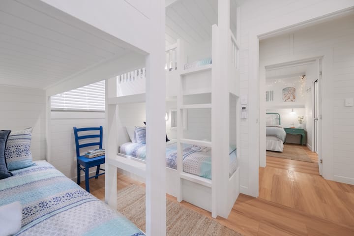 Dormitorio 4: una hermosa habitación con literas con 4 camas individuales tamaño king,
(Cada uno con luz privada y rincón de carga)