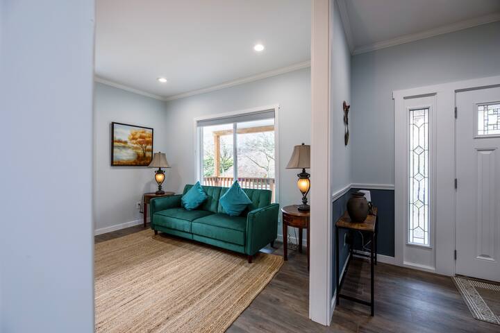 Bright & Airy 4b3b Upper unit @ Capital Hill gallery image 4