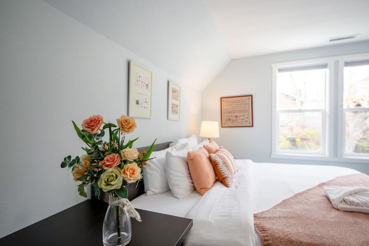 Bright & Airy 4b3b Upper unit @ Capital Hill