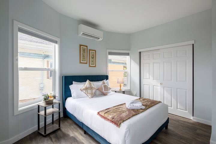 Bright & Airy 4b3b Upper unit @ Capital Hill gallery image 2