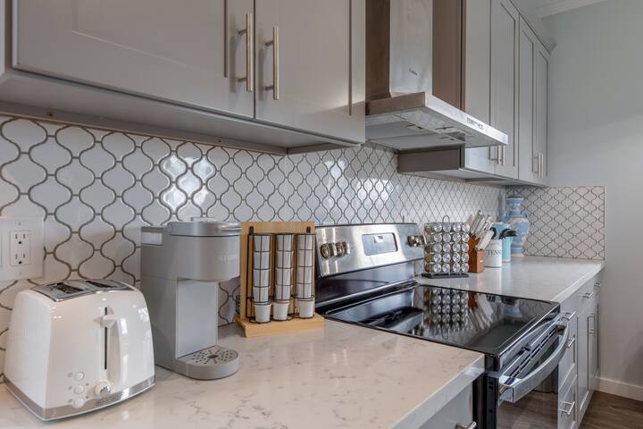 Bright & Airy 4b3b Upper unit @ Capital Hill gallery image 3