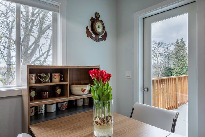 Bright & Airy 4b3b Upper unit @ Capital Hill gallery image 5