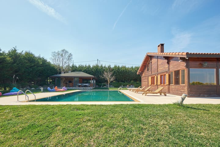 Spacious Exclusive Villa Private Pool & Garden