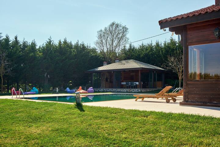 Spacious Exclusive Villa Private Pool & Garden gallery image 3