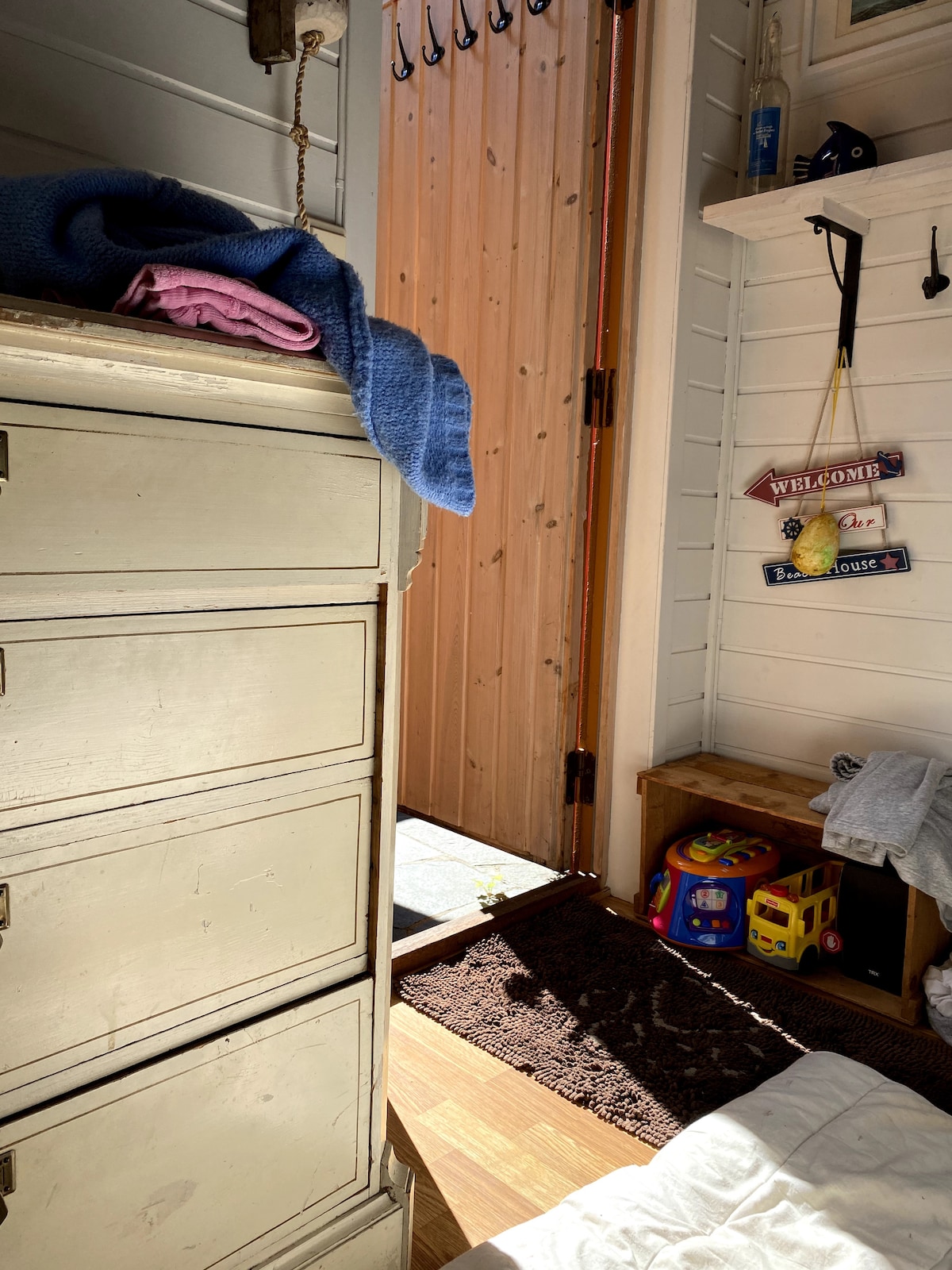 Kiambatisho cha 1! Kiambatisho kina kitanda cha watu wawili pamoja na "kitanda kimoja cha ghorofa" hapo juu. Hapa pia kuna kabati la kujipambia.